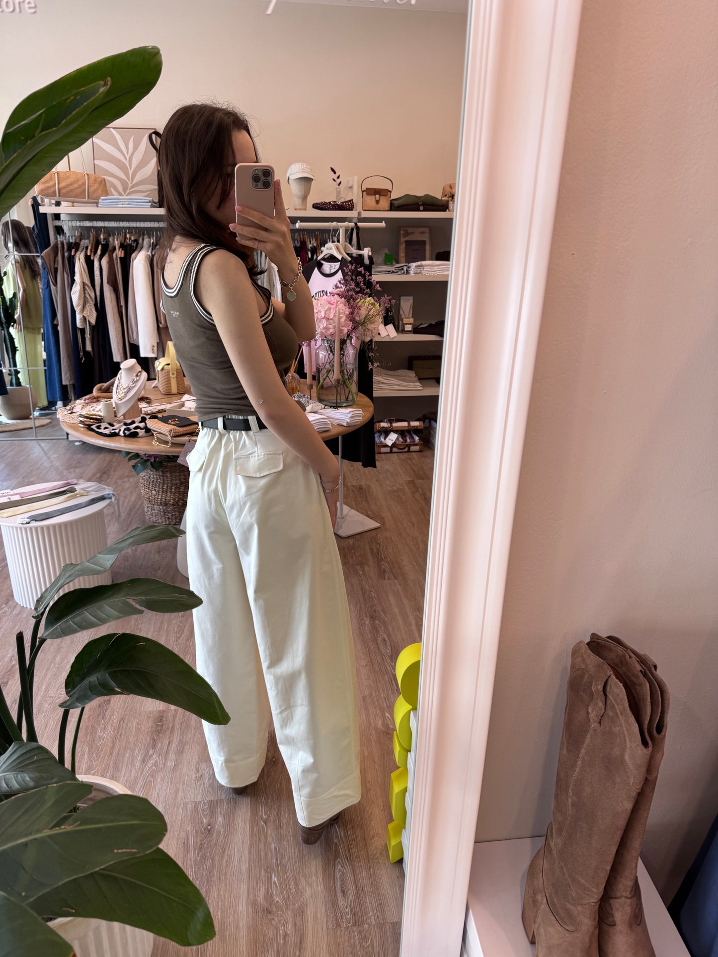 Pantalone ampio con pences