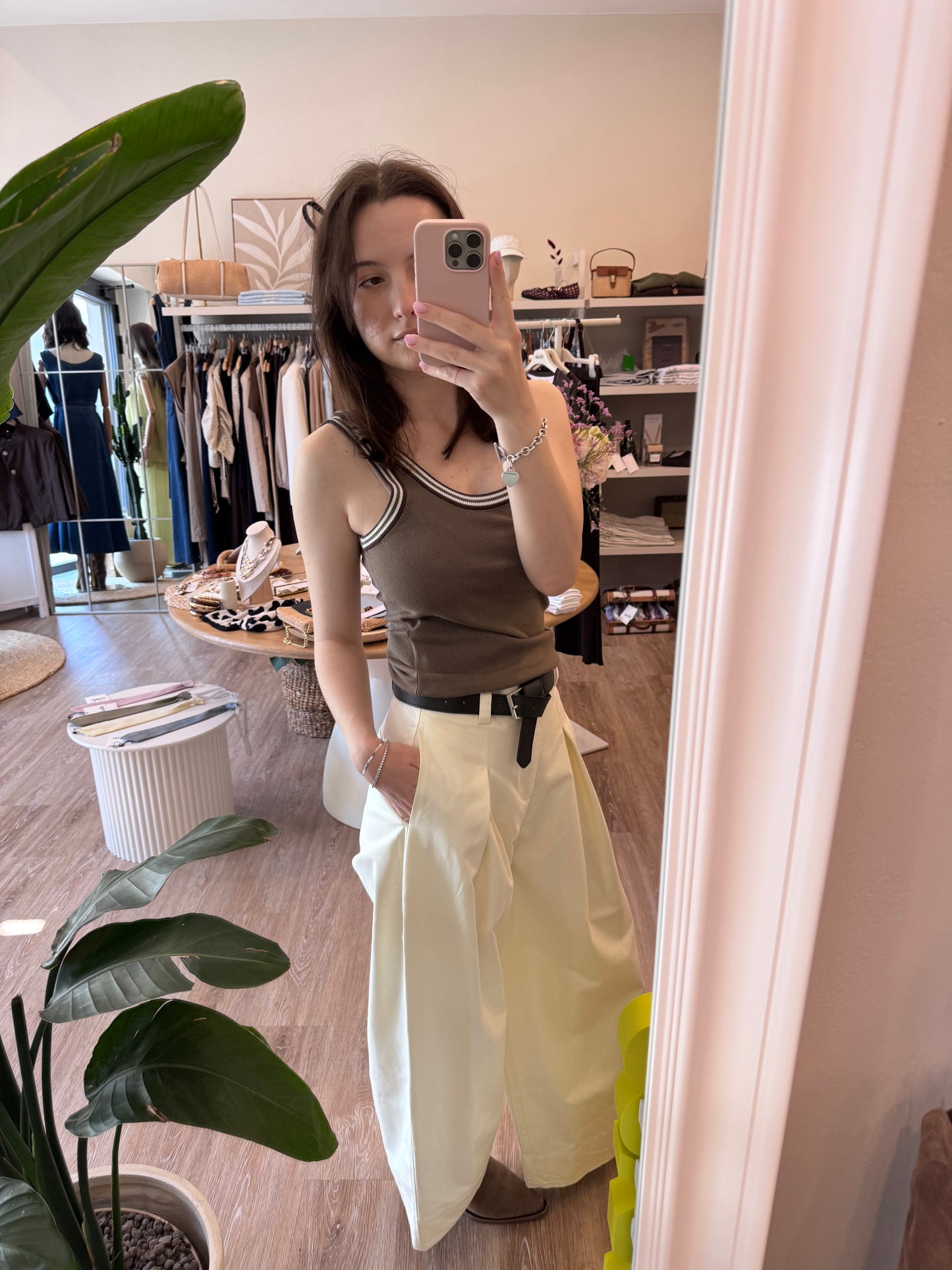 Pantalone ampio con pences