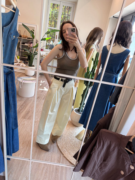 Pantalone ampio con pences
